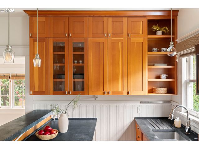 1020 Ne SUMNER St, Portland, OR 97211