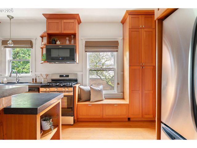 1020 Ne SUMNER St, Portland, OR 97211