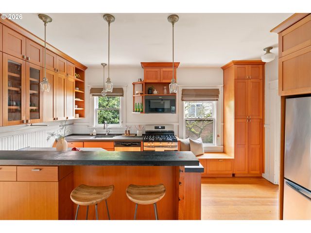 1020 Ne SUMNER St, Portland, OR 97211