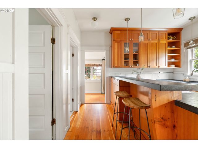 1020 Ne SUMNER St, Portland, OR 97211