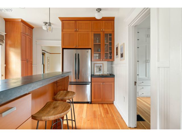 1020 Ne SUMNER St, Portland, OR 97211