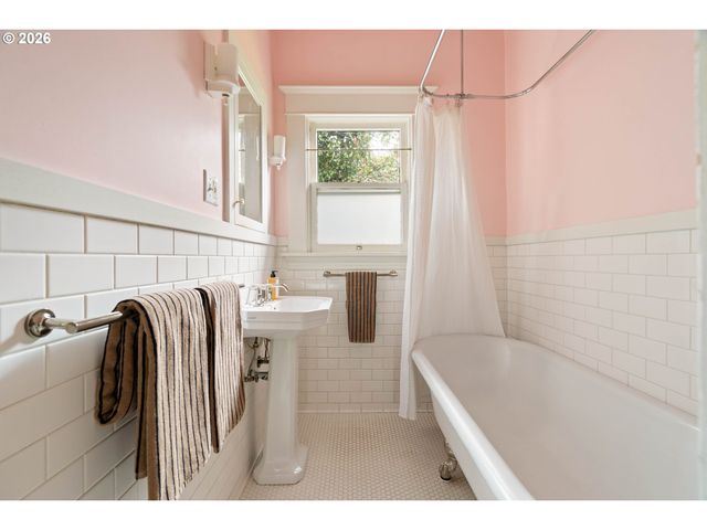 1020 Ne SUMNER St, Portland, OR 97211