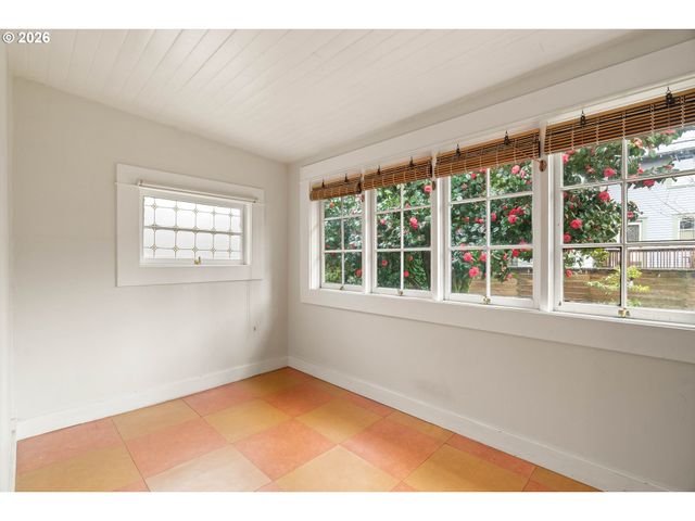 1020 Ne SUMNER St, Portland, OR 97211