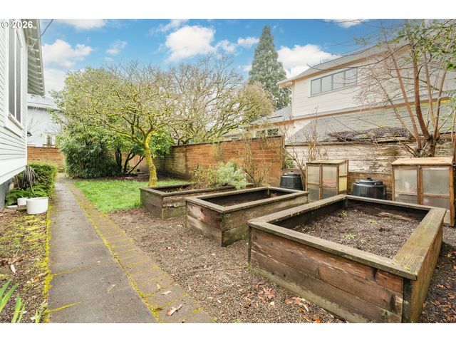 1020 Ne SUMNER St, Portland, OR 97211