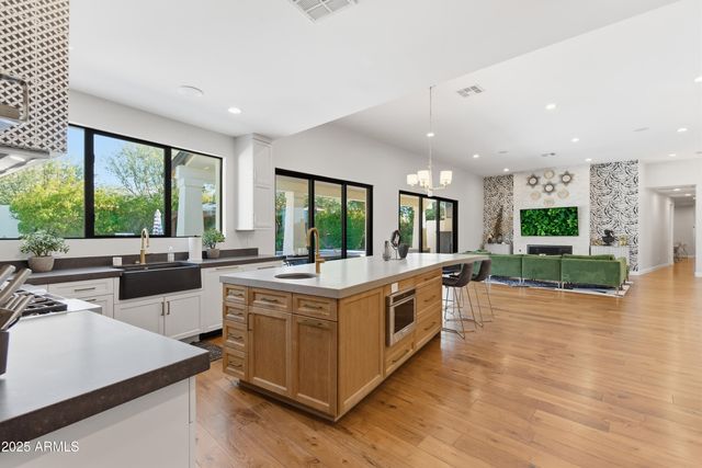 4601 N ROYAL VIEW Drive, Phoenix, AZ 85018