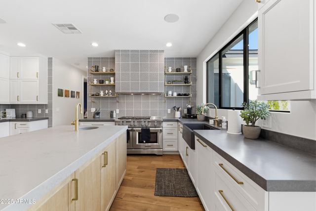 4601 N ROYAL VIEW Drive, Phoenix, AZ 85018