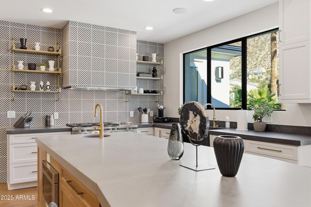 4601 N ROYAL VIEW Drive, Phoenix, AZ 85018