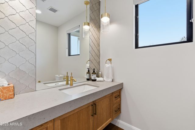 4601 N ROYAL VIEW Drive, Phoenix, AZ 85018