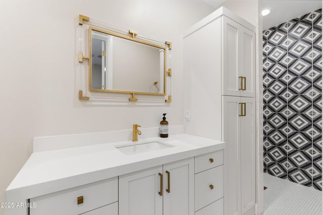 4601 N ROYAL VIEW Drive, Phoenix, AZ 85018