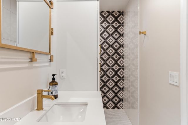 4601 N ROYAL VIEW Drive, Phoenix, AZ 85018