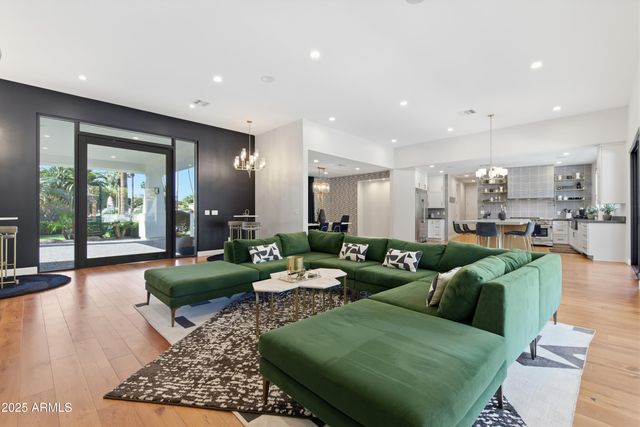 4601 N ROYAL VIEW Drive, Phoenix, AZ 85018