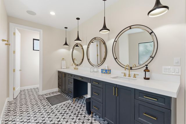 4601 N ROYAL VIEW Drive, Phoenix, AZ 85018