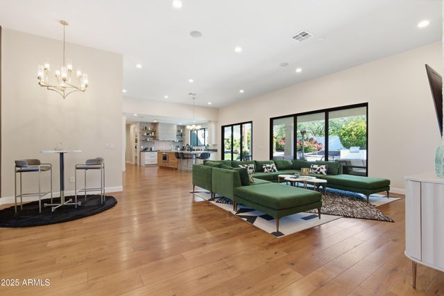 4601 N ROYAL VIEW Drive, Phoenix, AZ 85018