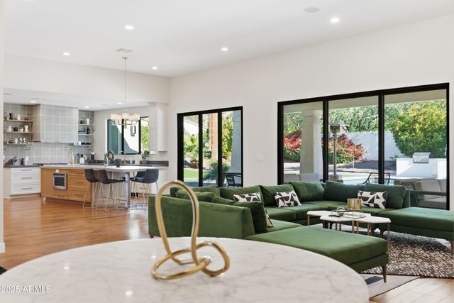 4601 N ROYAL VIEW Drive, Phoenix, AZ 85018