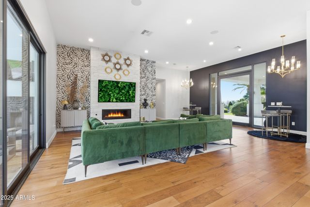 4601 N ROYAL VIEW Drive, Phoenix, AZ 85018