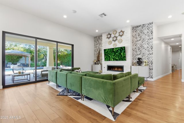 4601 N ROYAL VIEW Drive, Phoenix, AZ 85018