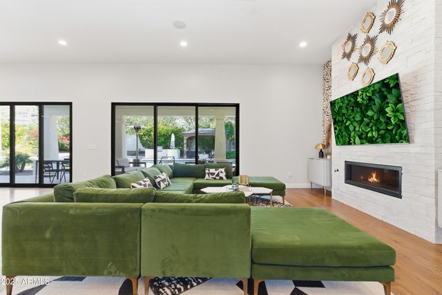 4601 N ROYAL VIEW Drive, Phoenix, AZ 85018