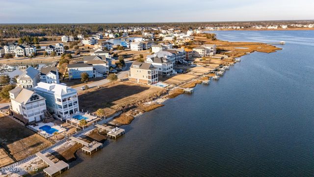 526 Cannonsgate Drive, Newport, NC 28570