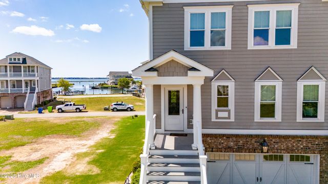 526 Cannonsgate Drive, Newport, NC 28570