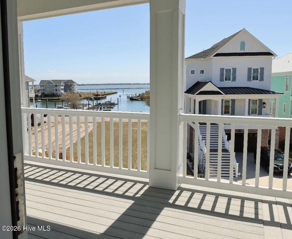 526 Cannonsgate Drive, Newport, NC 28570