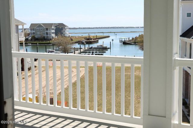 526 Cannonsgate Drive, Newport, NC 28570