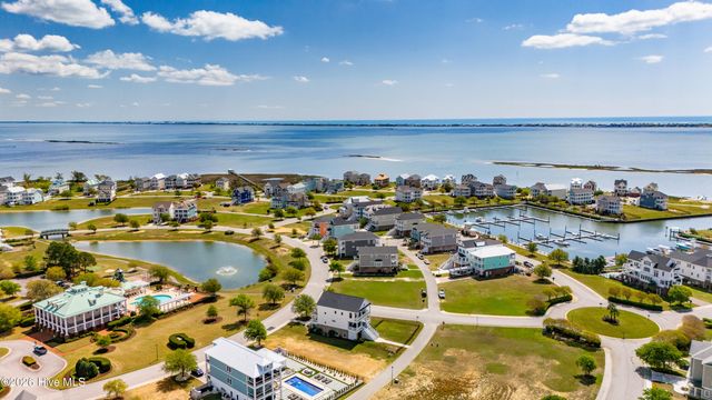 526 Cannonsgate Drive, Newport, NC 28570