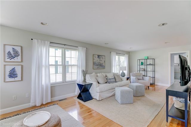 17 Clinton Street, Newport, RI 02840