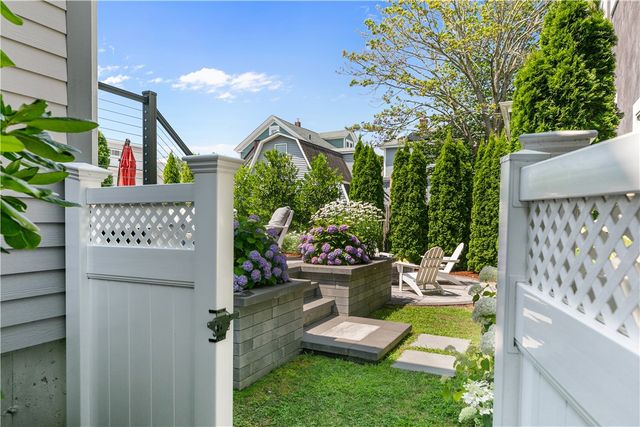 17 Clinton Street, Newport, RI 02840