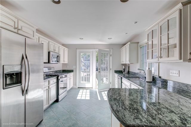 17 Clinton Street, Newport, RI 02840