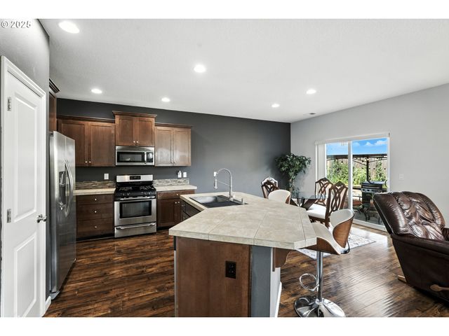 33321 Sw HOLLAND Dr, Scappoose, OR 97056