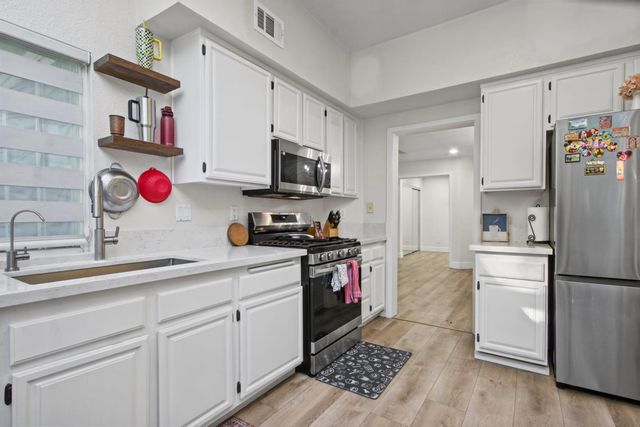 2211 Oakland Avenue, Pleasanton, CA 94588