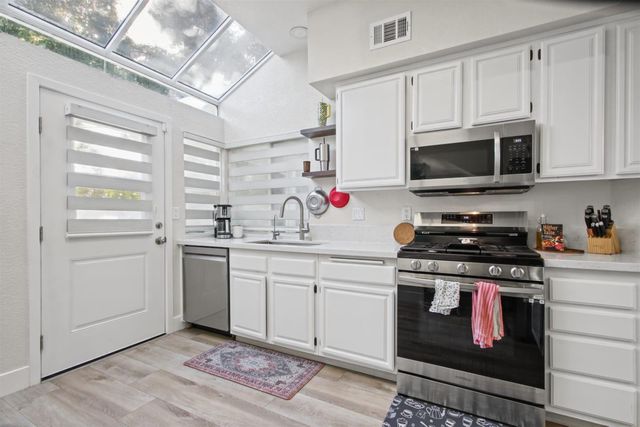 2211 Oakland Avenue, Pleasanton, CA 94588