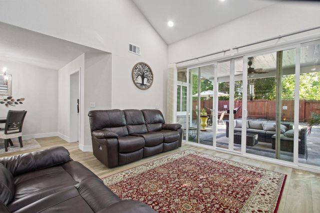 2211 Oakland Avenue, Pleasanton, CA 94588
