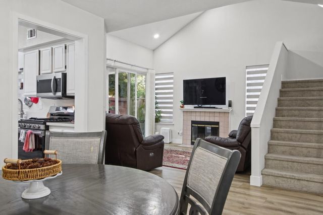 2211 Oakland Avenue, Pleasanton, CA 94588