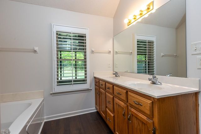 8046 JILLS CREEK DR, Bartlett, TN 38133