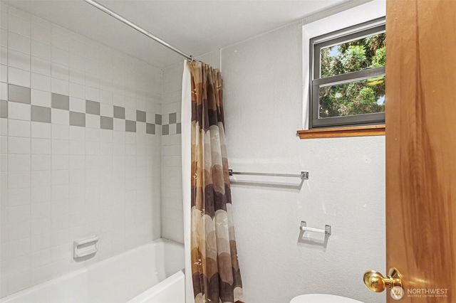 6186 NE 195th Court, Kenmore, WA 98028