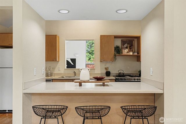 6186 NE 195th Court, Kenmore, WA 98028