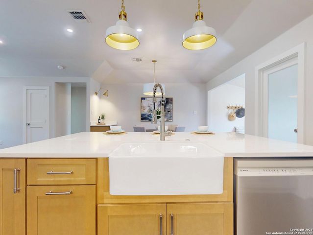 130 Larchmont, San Antonio, TX 78209