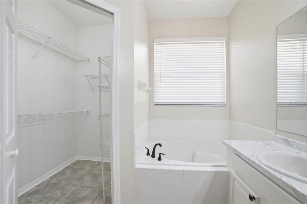 Image 19 of property listing at 5322 SANTA ANA DRIVE, Orlando, FL 32837
