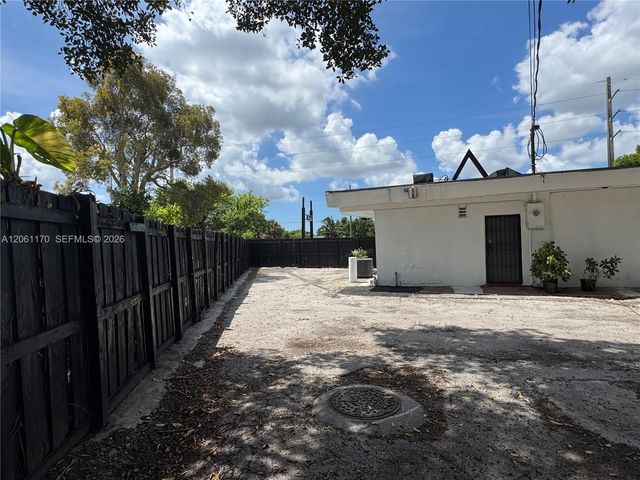 1605 NW 95th St, Miami, FL 33147