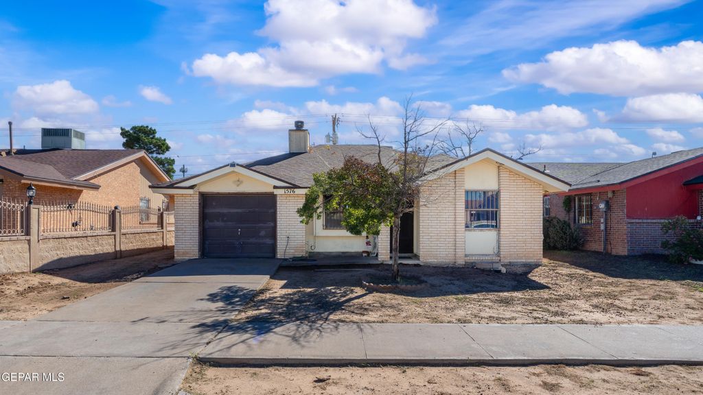 1576 DICK MAYERS Drive, El Paso, TX 79936
