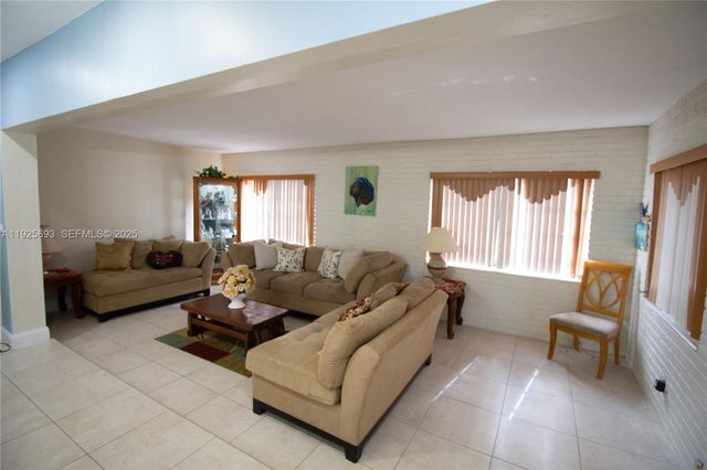 1140 NE 204th St, Miami, FL 33179