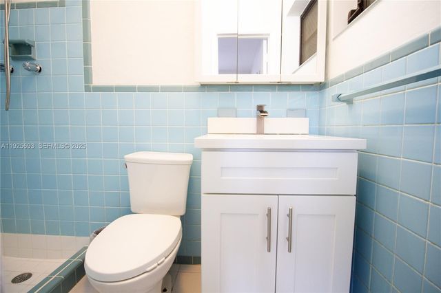 1140 NE 204th St, Miami, FL 33179