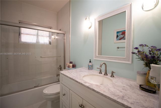 1140 NE 204th St, Miami, FL 33179