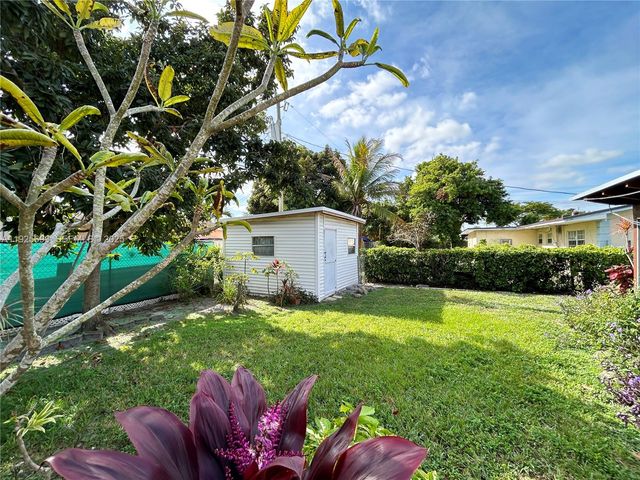 1140 NE 204th St, Miami, FL 33179