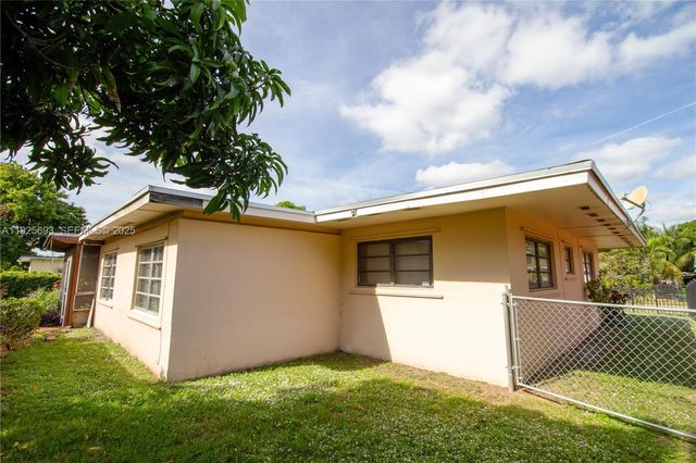 1140 NE 204th St, Miami, FL 33179