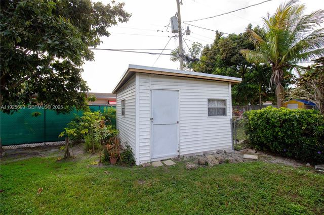 1140 NE 204th St, Miami, FL 33179