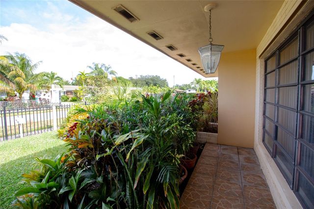 1140 NE 204th St, Miami, FL 33179