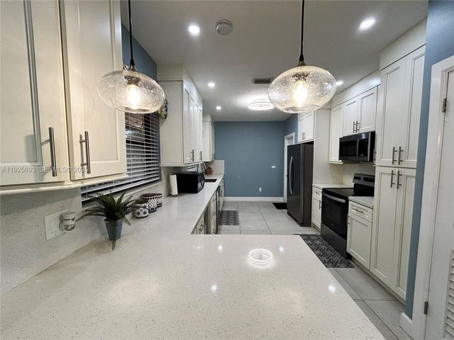 1140 NE 204th St, Miami, FL 33179