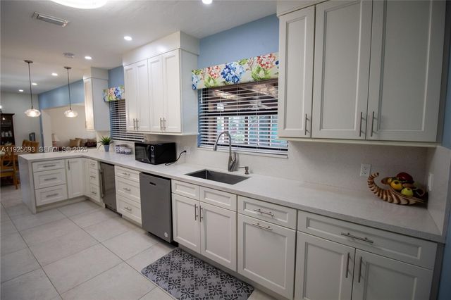 1140 NE 204th St, Miami, FL 33179